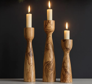 Porte-bougie en bois sculpté à la main, avec une forme tournée sculpturale, présentant un porte-bougie en bois massif naturel. - Product Image 3
