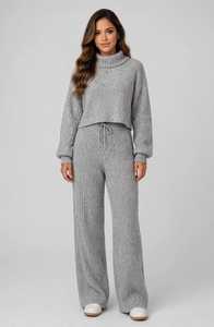 Ensemble de survêtement 2-en-1 en polyester pour femme, imprimé par transfert thermique, coloris bordeaux et blanc, col roulé zippé, manches longues, coupe ample et sportive - Product Image 5