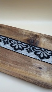 Pulsera de cuentas con patrón geométrico blanco y negro, diseño exquisito y moderno hecho a mano - Product Image 5