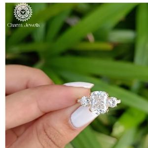 Bague de fiançailles classique pour femme en or massif 18 carats avec trois pierres de moissanite taille coussin et sertissage à griffes Charm Jewells - Product Image 3