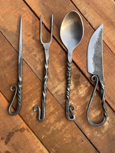 Ensemble d'ustensiles légers faits à la main par Edge Master Manufacture, 4 pièces, en acier au carbone avec étui en cuir - Product Image 3