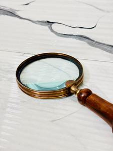 Loupe grossissante de 4 pouces avec finition antique et poignée ronde en bois - Product Image 2