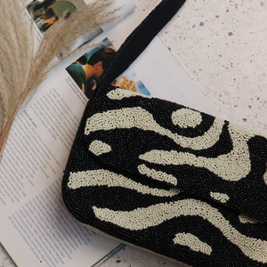 Sac à main bandoulière pour femme, noir rayé, orné de perles blanches, avec chaîne, pochette à fermeture éclair - Product Image 6