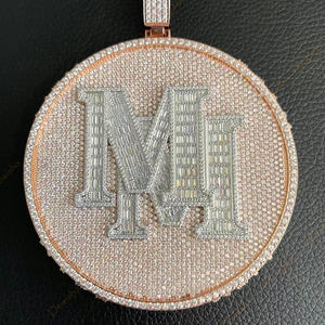 Colgante de Moneda con Letra M Brillante, Diseño Baguette Bicolor Rosa, Amuleto Iced con Moissanita, Joyería Certificada GRA, Estilo Hip Hop Atrevido - Product Image 2