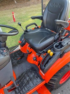 รถแทรกเตอร์ขนาดเล็ก Kubota BX23S ปี 2026 ขับเคลื่อน 4 ล้อ พร้อมหัวตักดินและเครื่องตัดหญ้าขนาด 60 นิ้ว ใช้งานเพียง 143 ชั่วโมง ขายพร้อมเครื่องยนต์ดีเซลประสิทธิภาพสูง - Product Image 5