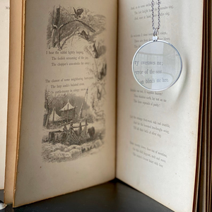 Lupa metálica vintage con cadena larga, colgante clásico para lectura, ideal para coleccionistas y como regalo literario. - Product Image 4