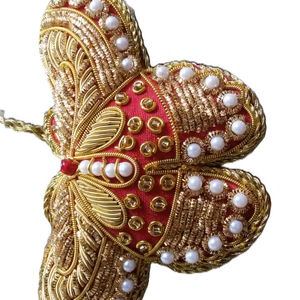 Ornement de Noël suspendu fait main avec broderie Zari et perles, en forme de cœur et d'étoile, pour la décoration de Noël - Product Image 2
