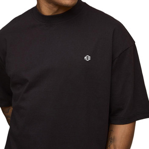 Camiseta de algodón negra de cuello redondo para hombre, estilo urbano, construcción resistente, corte holgado, para producción al por mayor - Product Image 3