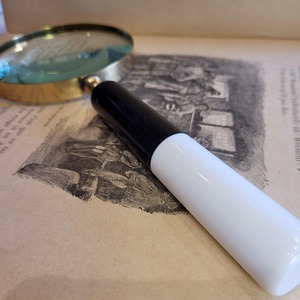 Loupe de lecture classique avec poignée en verre et cadre métallique de qualité standard - Product Image 2
