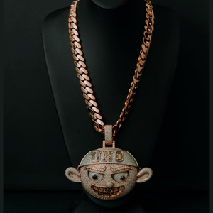 Colgante de Moissanita Personalizado de Plata con Diseño de Rapper, Joyería Hip Hop con Moissanita Baguette Iced y Logo, Engaste de Puntas - Product Image 3