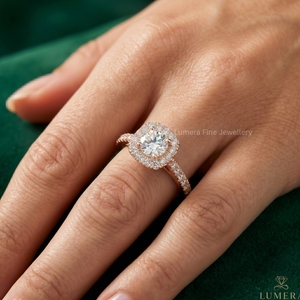 Anillo de Compromiso Personalizado de Oro Rosa de 18K con Halo Redondo y Diamante Cultivado en Laboratorio con Banda de Micro Pavé para Mujer - Product Image 5
