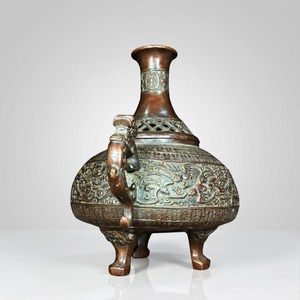 Decorative Home Accent <b>Bakhoor</b> Incense <b>Burner</b> Designed for Oud Chips with Refined Aesthetic Appeal - Product Image 3