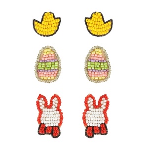 Elegantes pendientes largos con cuentas de semillas para niñas y mujeres hechos a mano para fiestas, bodas y eventos étnicos con atractivo artístico - Product Image 1