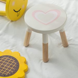 Tabouret en bois pour enfants, chaise en bois massif pour enfants, siège rond pour tout-petits avec motif en forme de cœur pour le salon - Product Image 1