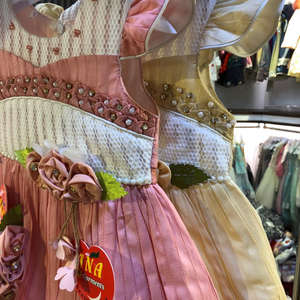 Vestido de Fiesta Infantil de Primavera con Diseño Elegante sin Mangas, Color Liso con Flores y Diadema - Product Image 5