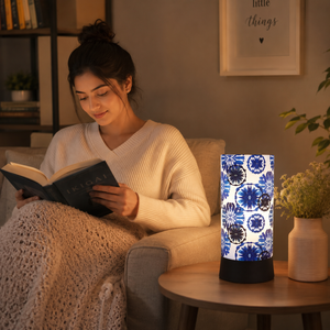 Lámpara de Mesa Decorativa con Acentos Florales Azules, Lámpara LED de Noche para Mesa de Noche, Decoración Moderna para el Hogar, para Dormitorio, Sala de Estar, Oficina, Regalo - Product Image 3