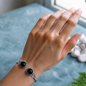 Bracelet décoratif unisexe classique en onyx noir Obsidian Grace, design en laiton plaqué argent/or, bijoux - Product Image 2