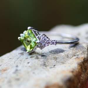 Anillo de Plata de Ley 925 Art Deco con Peridoto Natural, Piedra de Nacimiento de Agosto, Joyería Elegante y Atemporal con Piedras Preciosas, Regalo - Product Image 5