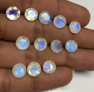 A K Gems - Piedra preciosa de piedra lunar arcoíris de fuego azul natural de corte redondo, varios tamaños, para fabricación de joyas, efecto de juego de color brillante, India - Product Image 4