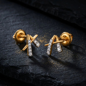 Boucles d'oreilles clous en diamant avec ligne rectangulaire dorée - Product Image 4