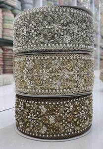 Tissu de dentelle festonnée florale fantaisie brodé de Zari doré et de perles, écologique, pour robes de mariée et de soirée - Product Image 2