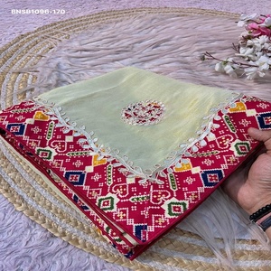 Sari tradicional indio con hermoso brillo Cosmos, con trabajo Gotapatti de Jaipur y borde Patola, conjunto de sari y blusa, proveedor de la India - Product Image 1