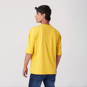 เสื้อยืดโอเวอร์ไซส์ผู้ชายผ้าคอตตอนเจอร์ซีย์แท้ 100% แบบสั่งทำพิเศษ สีเหลืองล้วน ทรงไหล่ตก แขนสั้น ระบายอากาศได้ดี สวมใส่สบาย น้ำหนัก 210 กรัม - Product Image 2