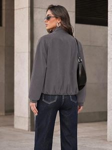 Chaqueta Bomber de Ante Sintético Gris para Mujer, Cuello Alto, Cremallera Descentrada, Dobladillo Ajustable con Cordón, Venta al por Mayor OEM - Product Image 5