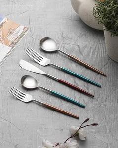 Juego de Cubiertos Metálicos Modernos, Cuchara, Tenedor y Cuchillo, Diseñados para una Cena Fluida y Servicio de Alimentos - Product Image 1