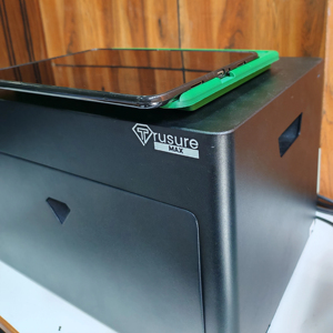 El Trusure MAX es una máquina de detección de diamantes cultivados en laboratorio de alto rendimiento, diseñada para una autenticación rápida de CVD y HPHT. - Product Image 1