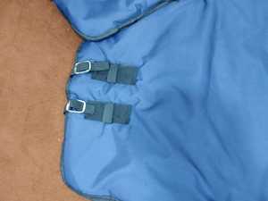 Couverture d'extérieur pour cheval Brand Zone, tissu Oxford 600D bleu, avec 2 sangles pour les pattes, col standard, toutes saisons, utilisation en extérieur, accessoires pour chevaux - Product Image 4
