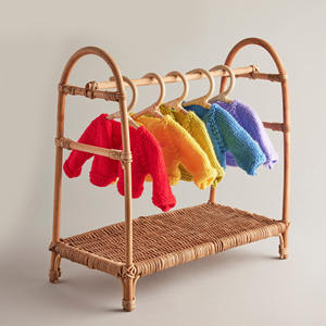 Perchero para ropa de muñecas, perchero de ratán hecho a mano, perchas de pie para accesorios de Barbie - Product Image 4