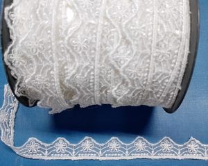 Encaje de Organza Blanco/Nylon de Alta Demanda con Borde Floral Bordado Festoneado (Estrecho) - Encaje Transparente Muy Ligero para - Product Image 3