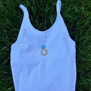 Camiseta de una pieza de satén sólido con cuentas y decoración de corazón hueco, sexy, de longitud corta, cuello redondo, transpirable, para mujer, para el Día de San Valentín - Product Image 1