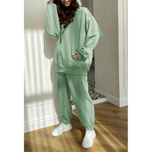 Chándal para mujer diseñado para un estilo sin esfuerzo y comodidad diaria con tela suave y corte relajado. - Product Image 4