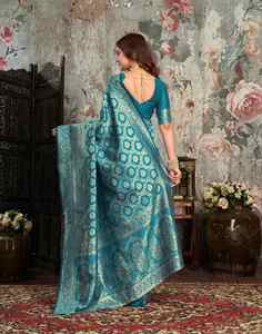 Sari de Seda Turquesa con Bordado Floral Dorado Zari, Traje Tradicional Indio para Bodas, para Mujer, Largo hasta el Suelo, Corte Regular - Product Image 5