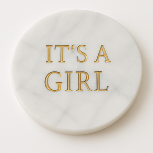 Sous-verre personnalisé en marbre avec inscription « C'est une fille » en lettres dorées élégantes, idéal pour les cadeaux de révélation du sexe - Product Image 1