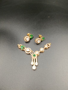 Juego de Collar con Colgante de Plata Chapado en Oro SM-695 de Amaira Jewels con Circonita Cúbica de Piedra Verde, Joyería Étnica de Compromiso para Mujer - Product Image 1