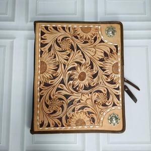 Portafolio de Cuero Genuino Vintage con Grabado Floral, Cierre de Hebilla, Color Bronceado, para Uso Diario en Todas las Estaciones - Product Image 1