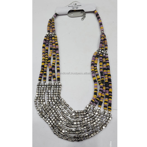 Collier ovale noir brillant en résine perlée pour femme, fait main, multicouche, bijou statement épais au look audacieux et élégant - Product Image 5