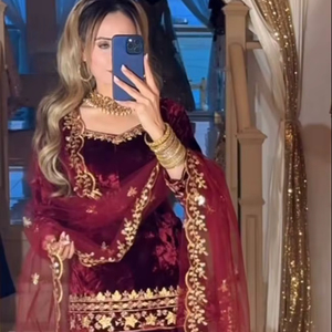 Ensemble Sharara moderne en velours de viscose avec dupatta, broderie multi-paillettes unie, taille naturelle, toutes saisons, pour soirée - Product Image 1