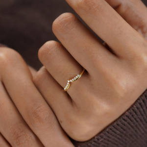 สายรัดมอยส์ซอไนต์ทรงกลมแบบมินิมอลแถบแต่งงานรูปตัววีสไตล์โค้งสีเหลืองทองสำหรับสวมใส่ทุกวันหรือเป็นของขวัญครบรอบ - Product Image 5