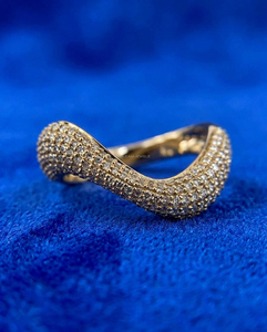Anillo de banda ondulada con diamantes en racimo, anillo llamativo de oro de 14K, anillo de compromiso con diamante de laboratorio en forma de pera, anillo nupcial curvo único - Product Image 1