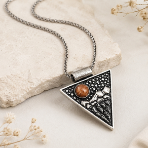 Collier Statement Gothique Bohème Fait Main avec Pendentif Triangle en Laiton Plaqué Or et Pierre Dorée, Vente en Gros - Product Image 5