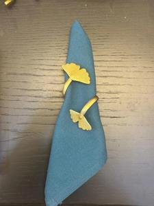 Rond de serviette élégant fini or avec motif feuille, idéal pour la mise en scène de tables festives, les fêtes et les occasions spéciales, provenant d'Inde. - Product Image 2