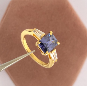 Bague de fiançailles en or jaune 10K massif avec saphir bleu taille radiant solitaire et baguettes latérales taille conique en zircon cubique – Cadeau idéal - Product Image 3