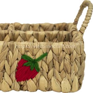 Plateau Rectangle Offre Spéciale 4 compartiments fait à la main en jacinthe d'eau écologique brodée de fraises 4 poignées sculptées - Product Image 4