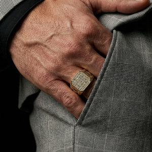 Bague Chevalière Diamantée pour Homme en Or Jaune Massif 18 carats, Naturelle et Authentique, Massif et Épaisse, avec Tête Carrée et Bande Cannelée Pavée, Bijoux de Luxe - Product Image 2