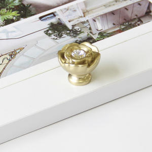 Bouton de luxe durable en alliage de zinc doré avec poignée en cristal pour armoire de cuisine, table de chevet, tiroir de salle de bain - Product Image 1