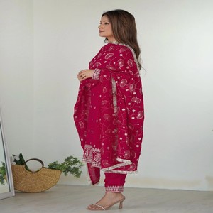 VASTRA COTTAGE Kurta Rosa de Georgette Bordado con Pantalón y Dupatta con Borde de Encaje Bordado, Manga Larga, Atuendo de Fiesta para Mujer - Product Image 3
